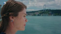 Rezumat episodul 8 „Fata de la fereastră”, difuzat în 16 octombrie la Kanal D: Cana vrea să distrugă cu orice preț relația dintre Nalan și Sedat Rezumat episodul 8 „Fata de la fereastră”, difuzat în 16 octombrie la Kanal D: Cana vrea să distrugă cu orice preț relația dintre Nalan și Sedat